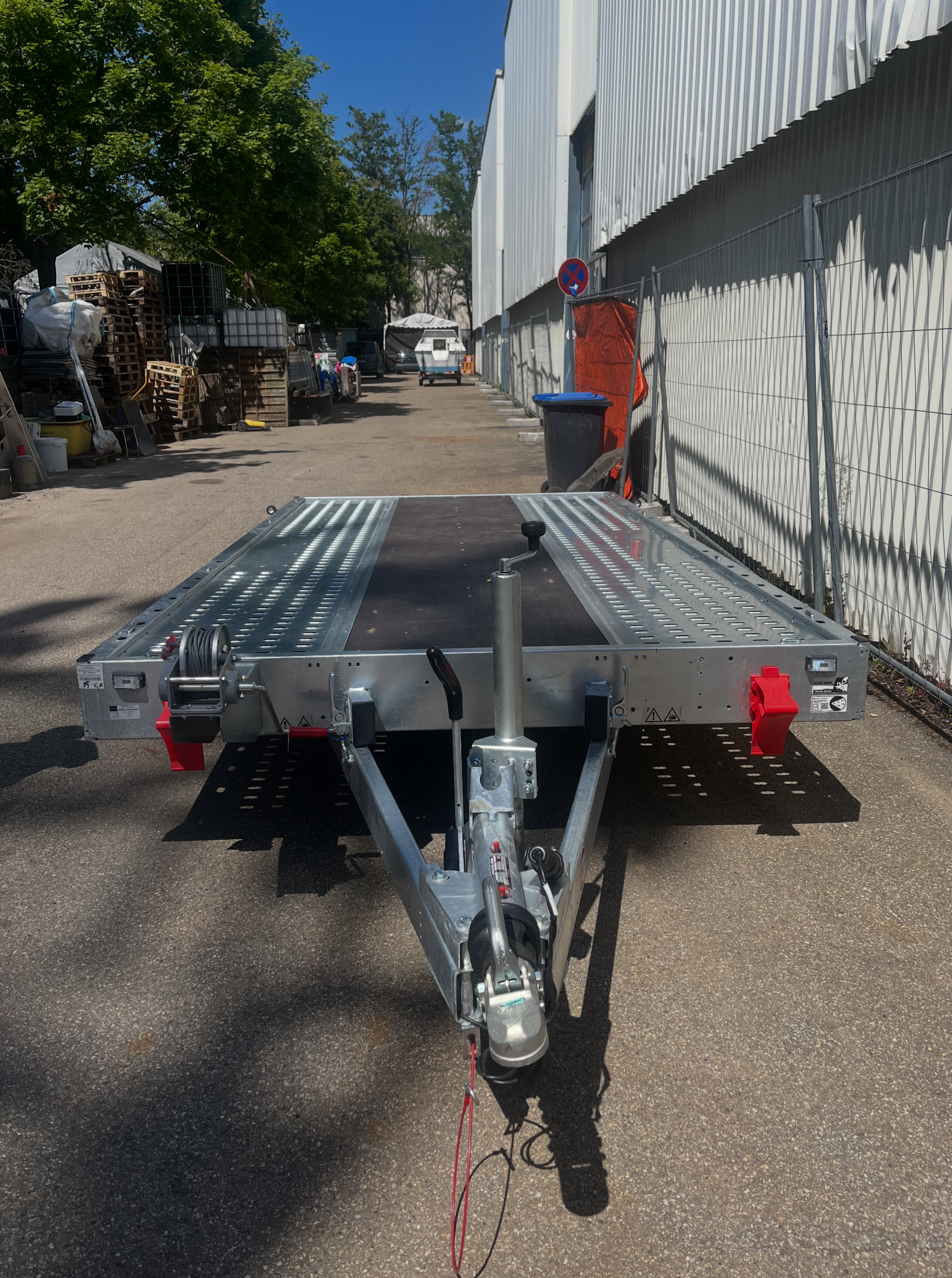 TEMARED Autotransport-Anhänger mit Seilwinde, Auffahrrampen und Verzurrpunkten. Verzinkte Ausführung für sicheren Fahrzeugtransport und hohe Belastbarkeit.